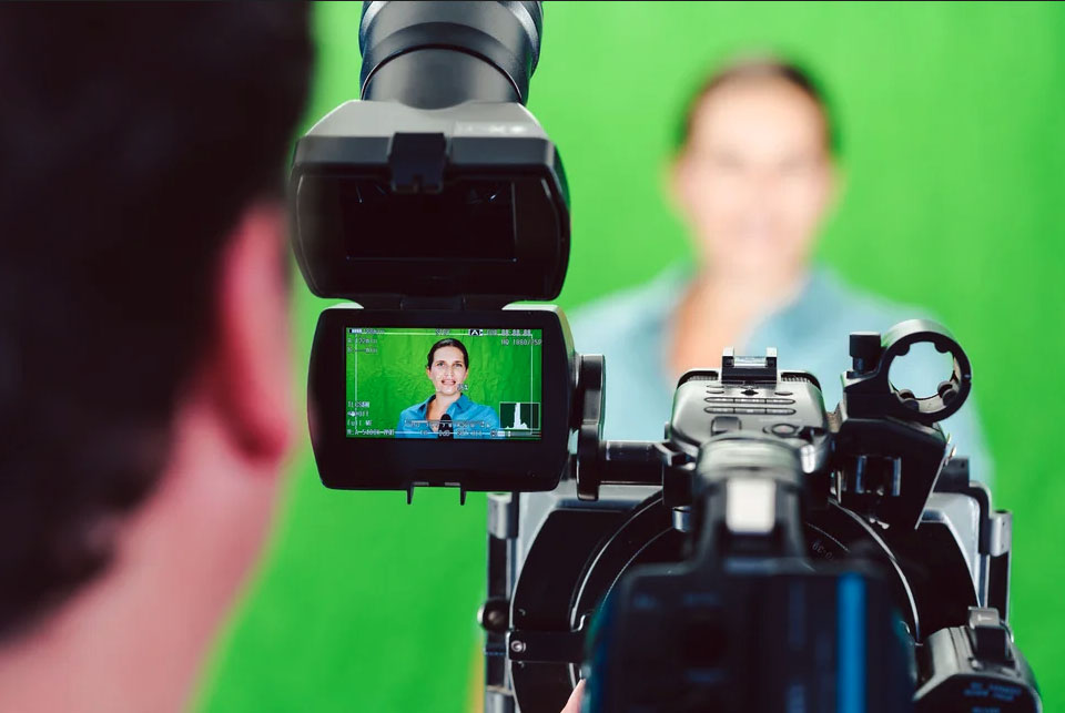 Tournage vidéo 360 sur fond vert avec présentateur pour intégration virtuelle